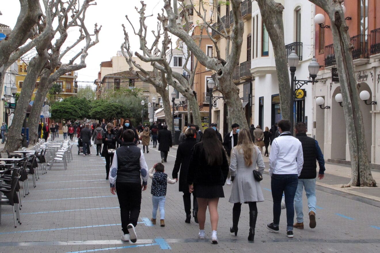 Gente paseando por Marqués de Campo, donde se encuentran la mayoría de sucursales de Dénia