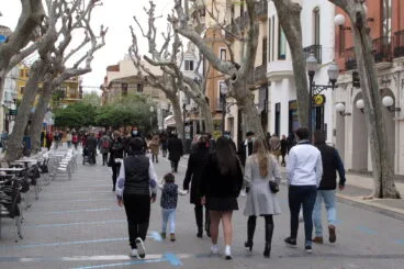 gente paseando por marques de campo donde se encuentran la mayoria de sucursales de denia
