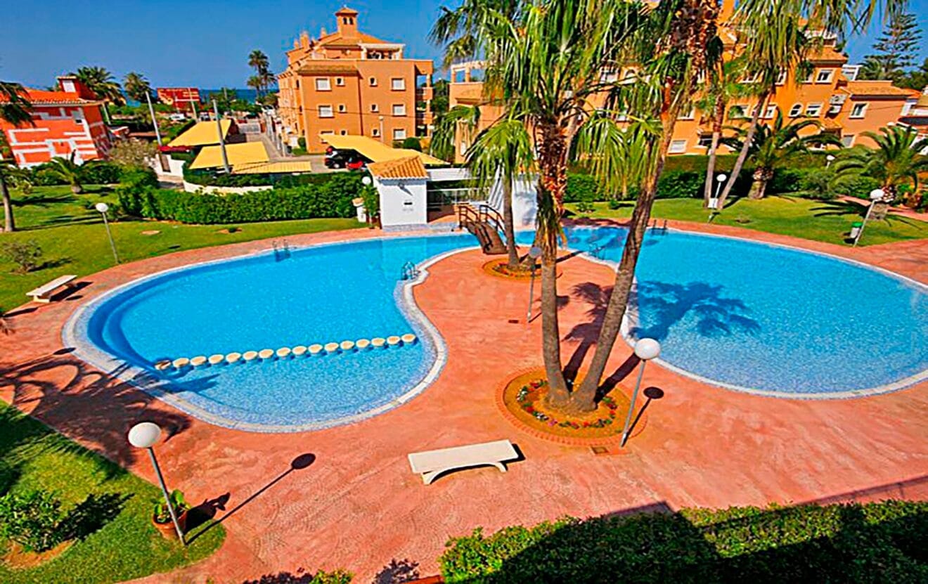 Gran piscina comunitaria en apartamento de Dénia con Aguila Rent a Villa