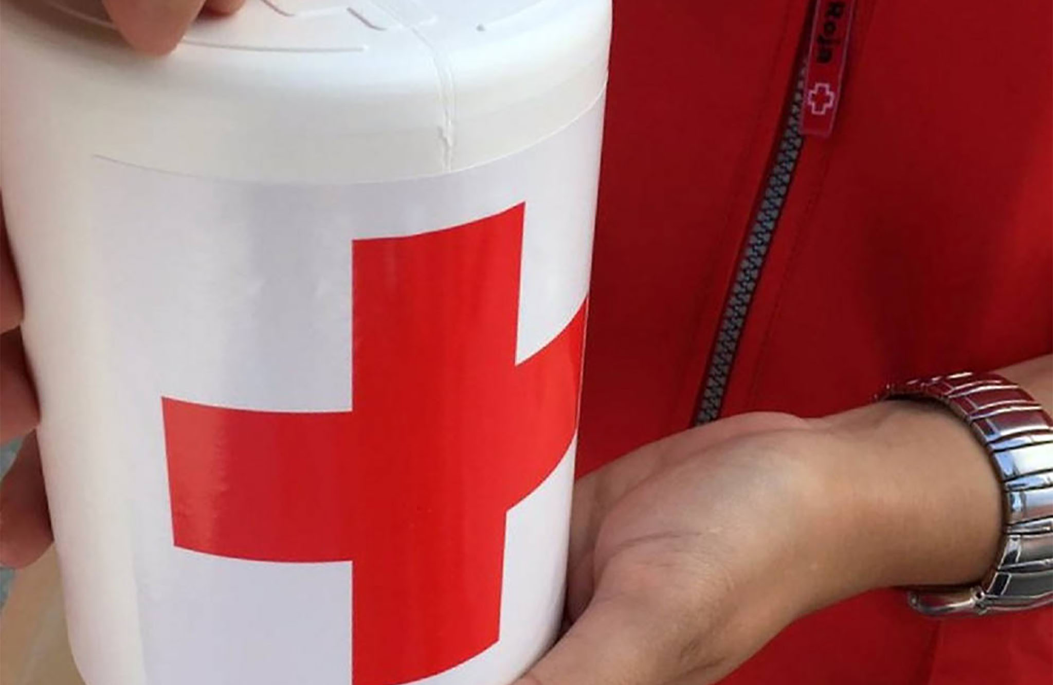 Hucha del Día de la Banderita de Cruz Roja