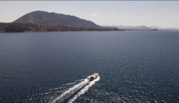 La Franjumar regresando al puerto, con el Montgó de fondo