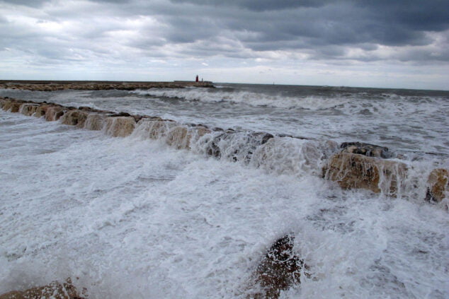 Imagen: Las olas sobrepasan las escolleras de Dénia