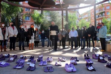 Lectura del manifiesto por el concejal de Igualdad de Dénia, Javier Scotto