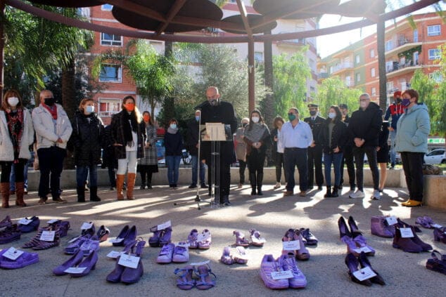 Imagen: Lectura del manifiesto por el concejal de Igualdad de Dénia, Javier Scotto