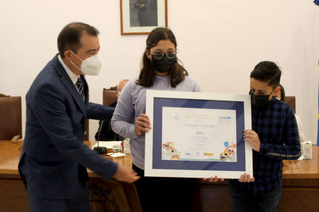 Imagen: Los representantes del CLIA reciben el diploma de manos de UNICEF