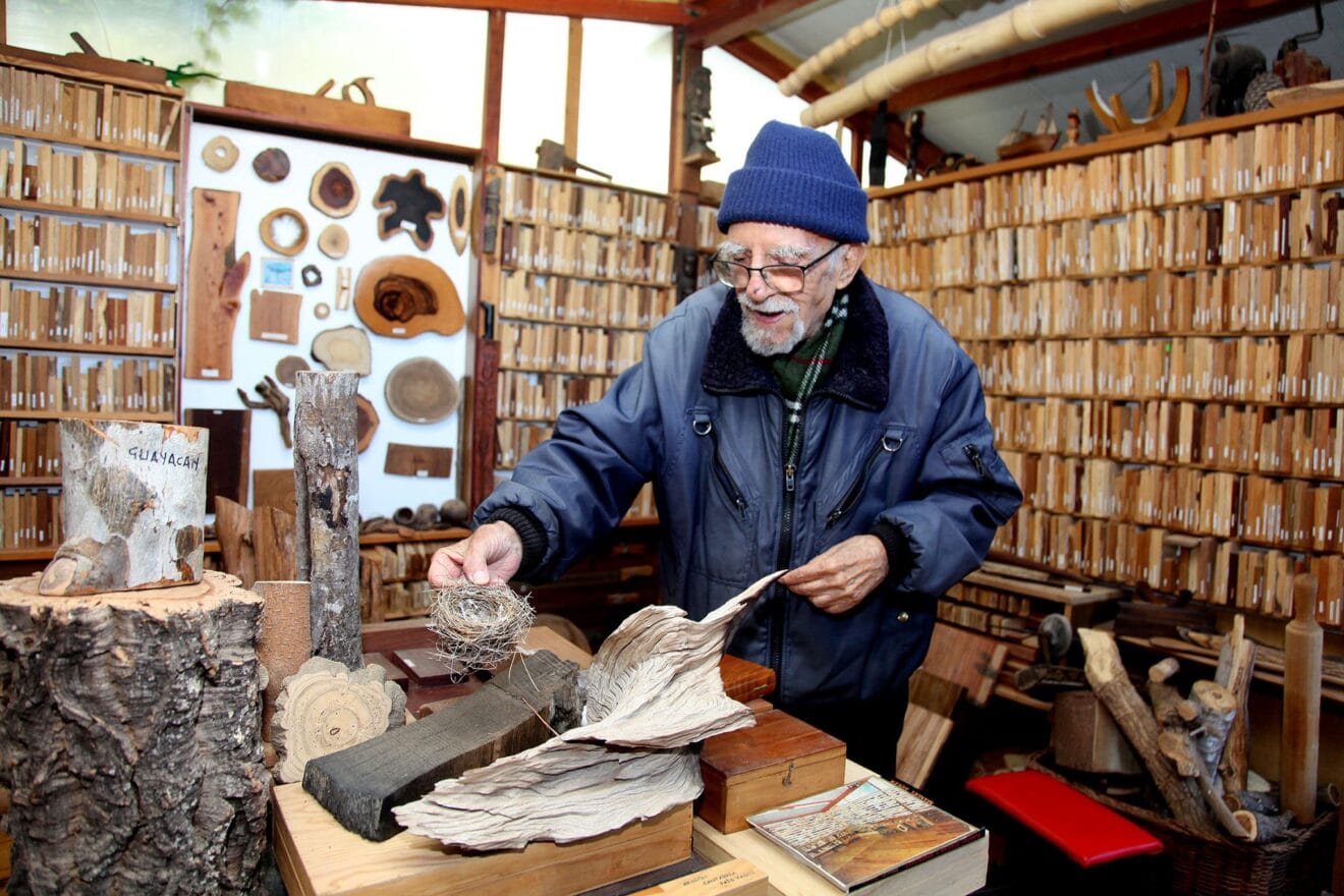 Manuel Soler en su xiloteca durante la entrevista que le realizó Dénia.com en diciembre de 2020