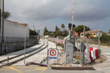 obras en la via del tren en su paso por la xara