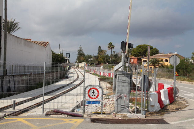 Imagen: Obras en la vía del tren en su paso por La Xara