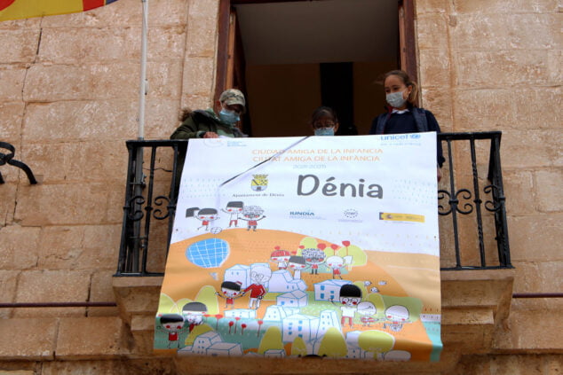 Imagen: Pancarta en la fachada del Ayuntamiento que anuncia que Dénia ya es Ciudad amiga de la infancia