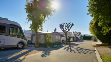 parcel·les àmplies i assolellades en càmping javea