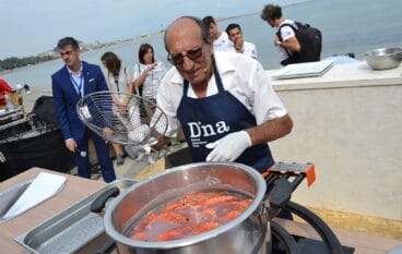 Pepe El Pegolí cocinando gamba roja de Dénia en el D*na