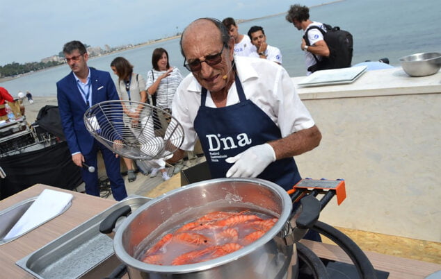 Imagen: Pepe El Pegolí cocinando gamba roja de Dénia en el D*na