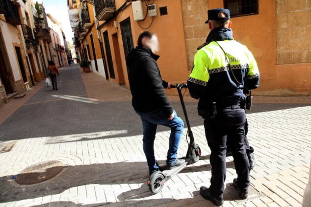 Imagen: Policía junto a una persona que circulaba con un vehículo de movilidad personal en la calle Loreto de Dénia