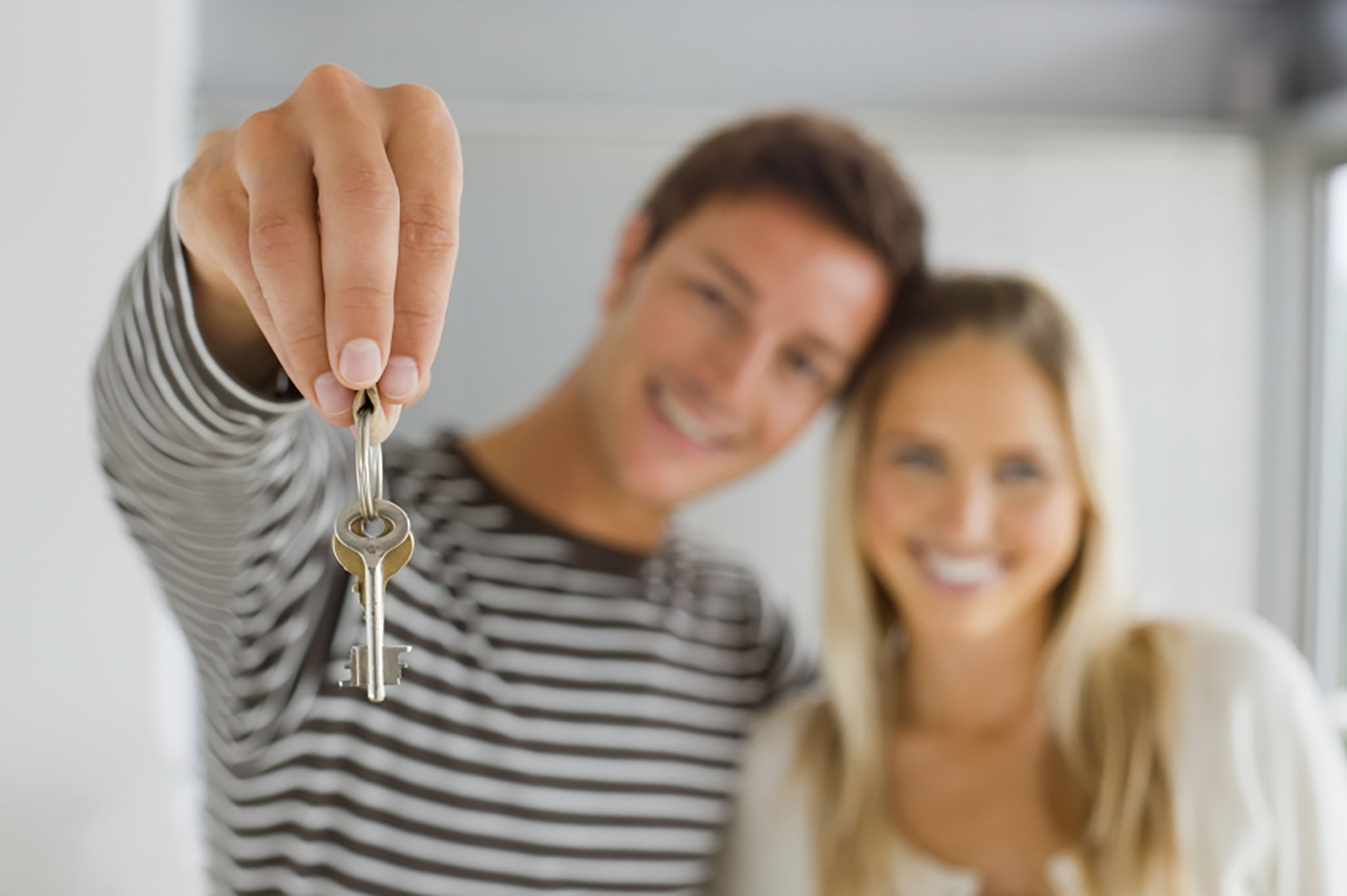 Подарить квартиру бывшему супругу. Человек с ключами от квартиры. Семья с ключами от квартиры. Ключи от квартиры в новостройке. Получили ключи от квартиры.