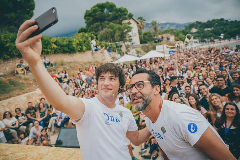 Quique Dacosta y Jordi Cruz se hacen un selfie sobre el escenario del D*na