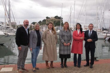 Representantes de Ciudadanos en el puerto de Dénia