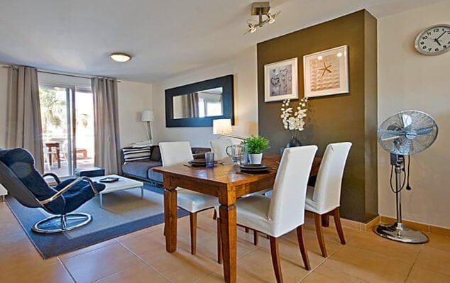 salon comedor de apartamento en los jardines de denia con aguila rent a villa