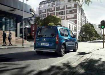 Vista trasera del PEUGEOT e-Rifter con Peumóvil