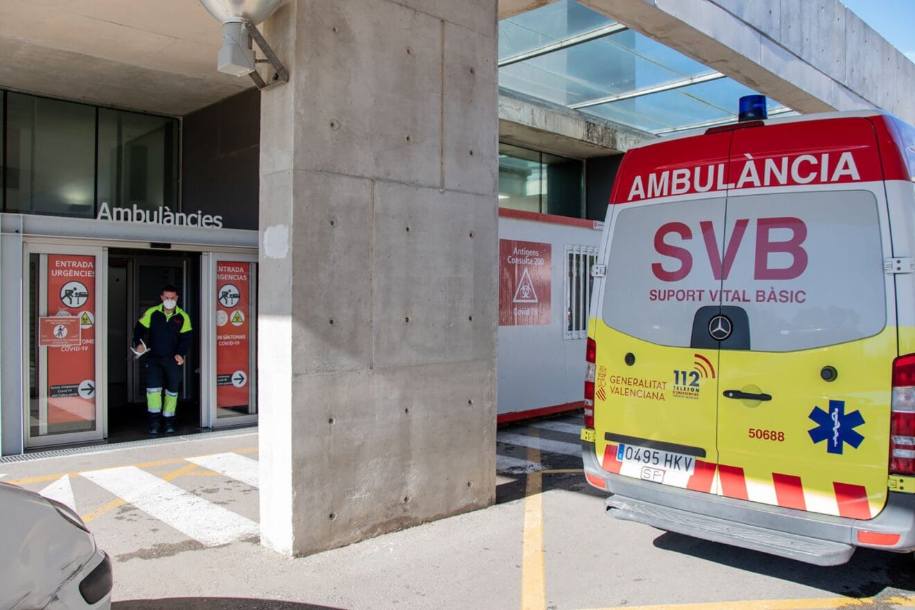 Ambulancia en Urgencias del Hospital de Dénia