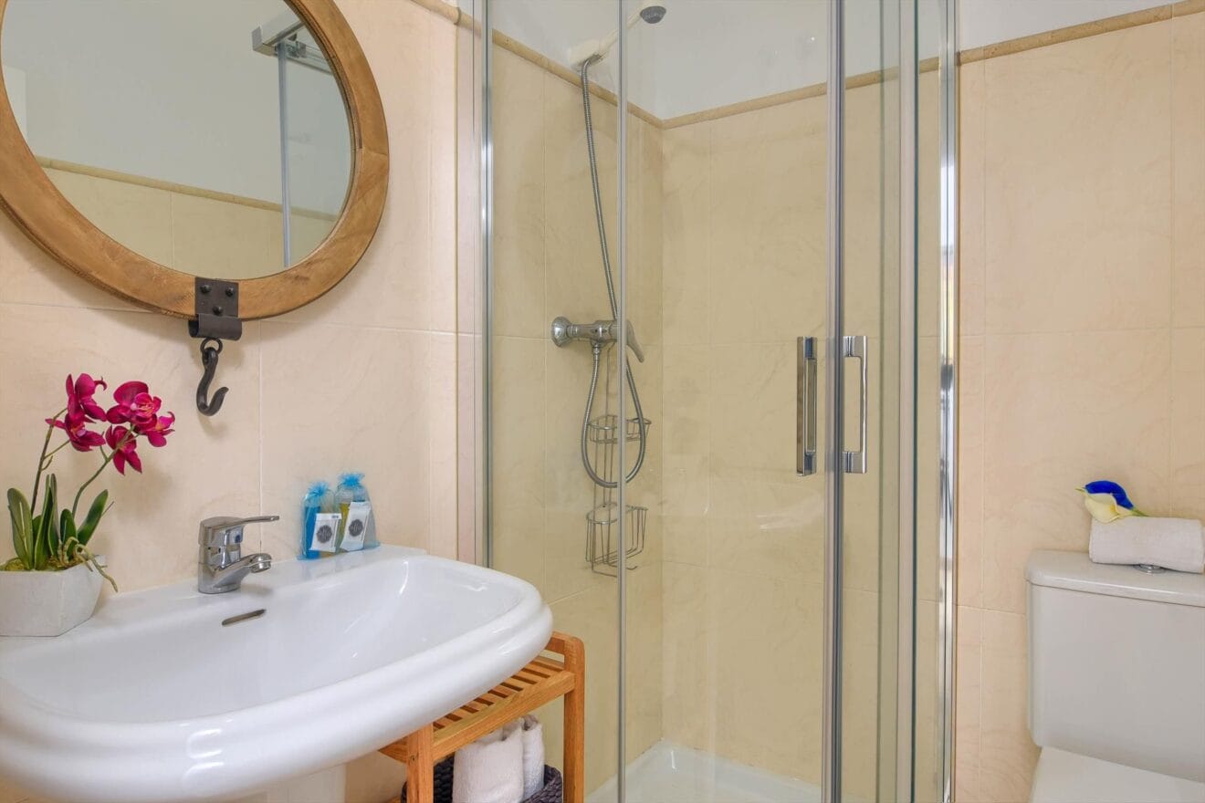 Apartamento con cuarto de baño con ducha Aguila Rent a Villa