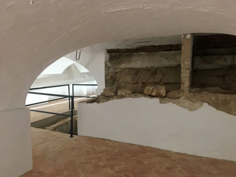 Architektur im Keller des Gebäudes entdeckt