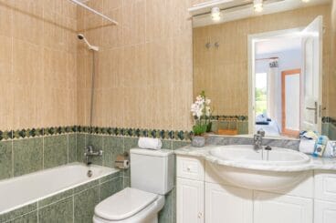 Baño con bañera y ducha de este apartamento de Aguila Rent a Villa