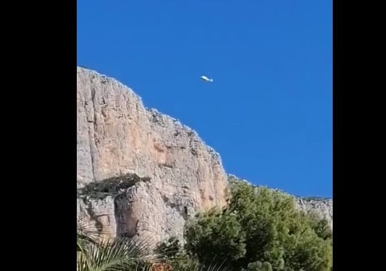 Una mujer es rescatada en el Montgó al golpearse la cabeza por una caída 1 Imagen: Bomberos rescata a una mujer en el Montgó