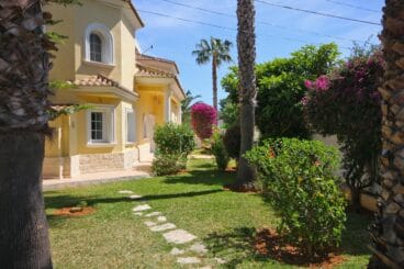 Bonito jardín de esta casa disponible en Quality Rent