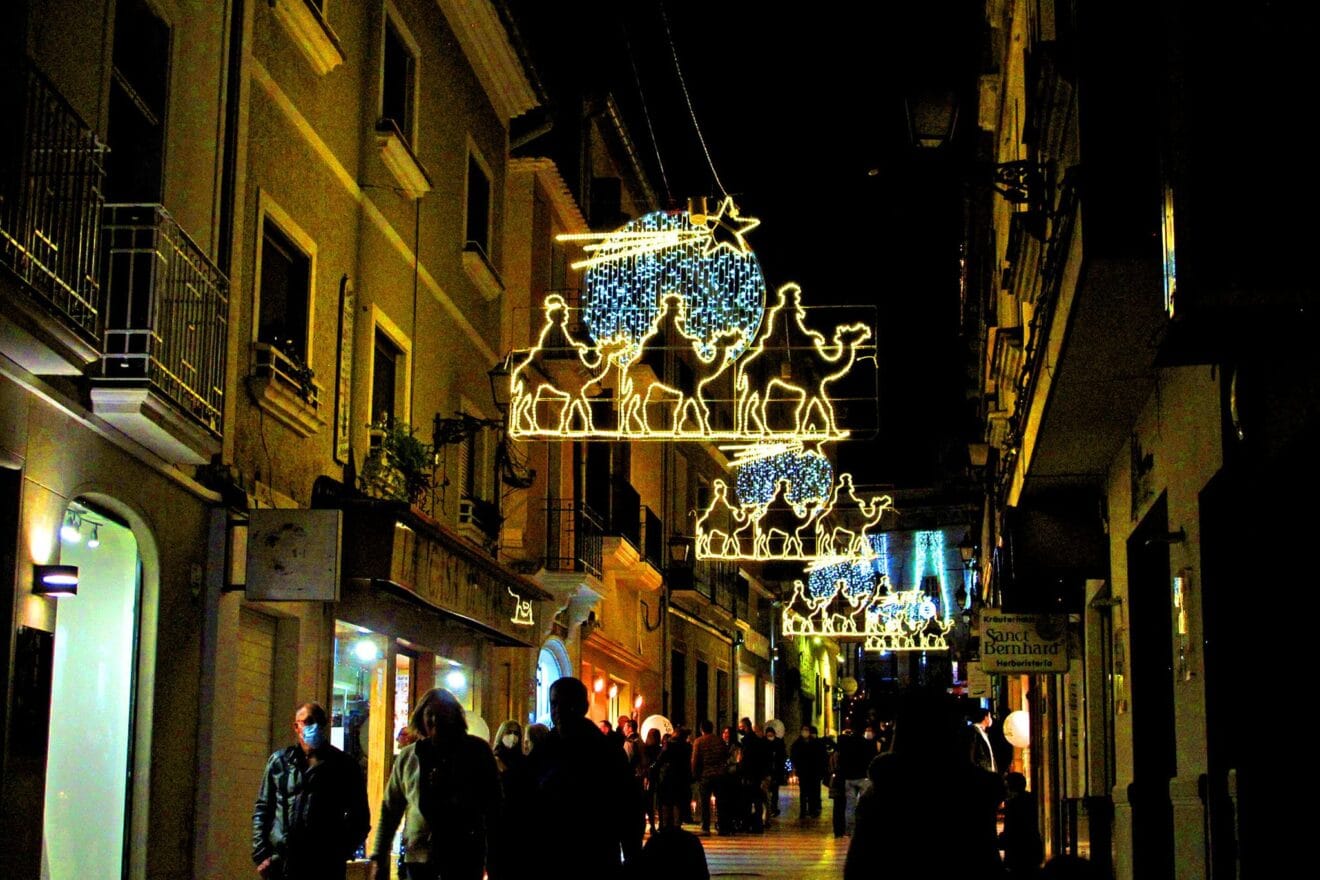 Calle Cop de Dénia adornada de Navidad