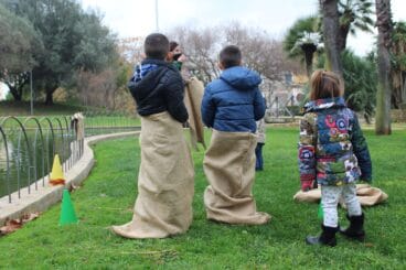 Carreras de sacos durante el Día de la Infancia y la Adolescencia