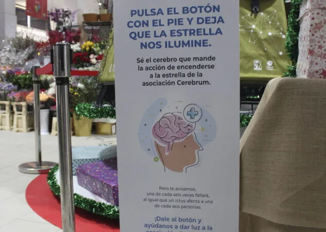 Dénia dedica el árbol solidario del Mercat Municipal a la asociación Cerebrum de personas afectadas por daño cerebral adquirido 3 Imagen: Cartel informativo del árbol dedicado a Cerebrum