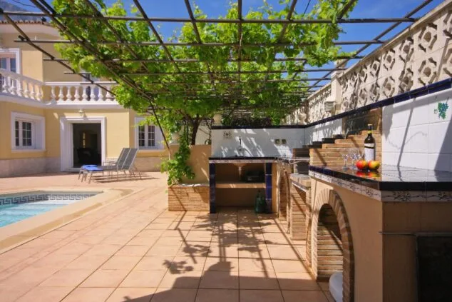 Disfruta de unas fantásticas vacaciones en Villa Coral de Dénia disponible en Quality Rent a Villa 8 casa vacacional con cocina exterior quality rent