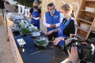 Chef elaborando su plato estrella en el D*na