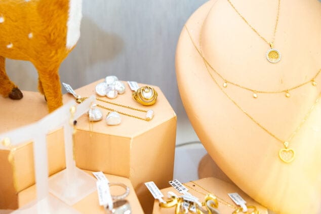 collares pendientes y anillos disponibles en la joia