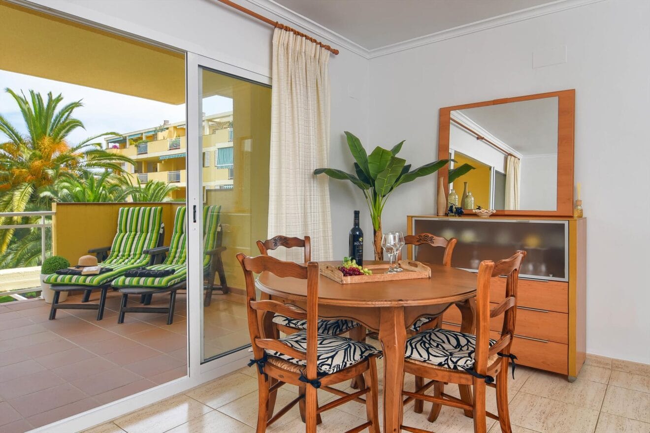 Comedor con abierto a la terraza del apartamento de Aguila Rent a Villa