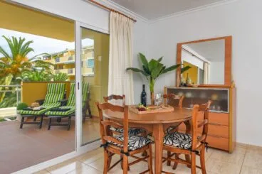 Comedor con abierto a la terraza del apartamento de Aguila Rent a Villa
