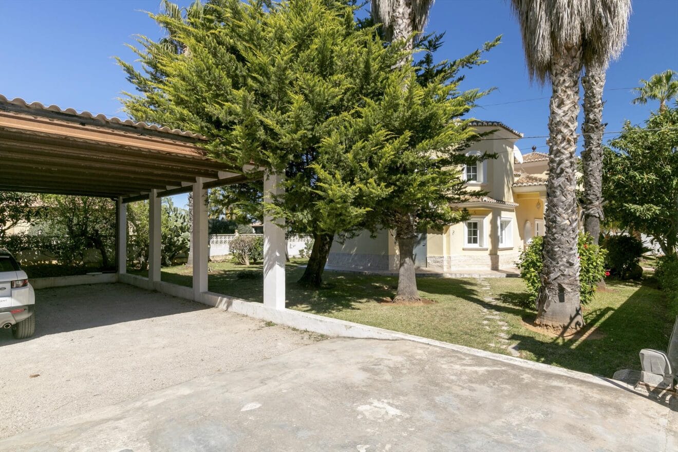 Cómodo aparcamiento privado cubierto -Quality Rent
