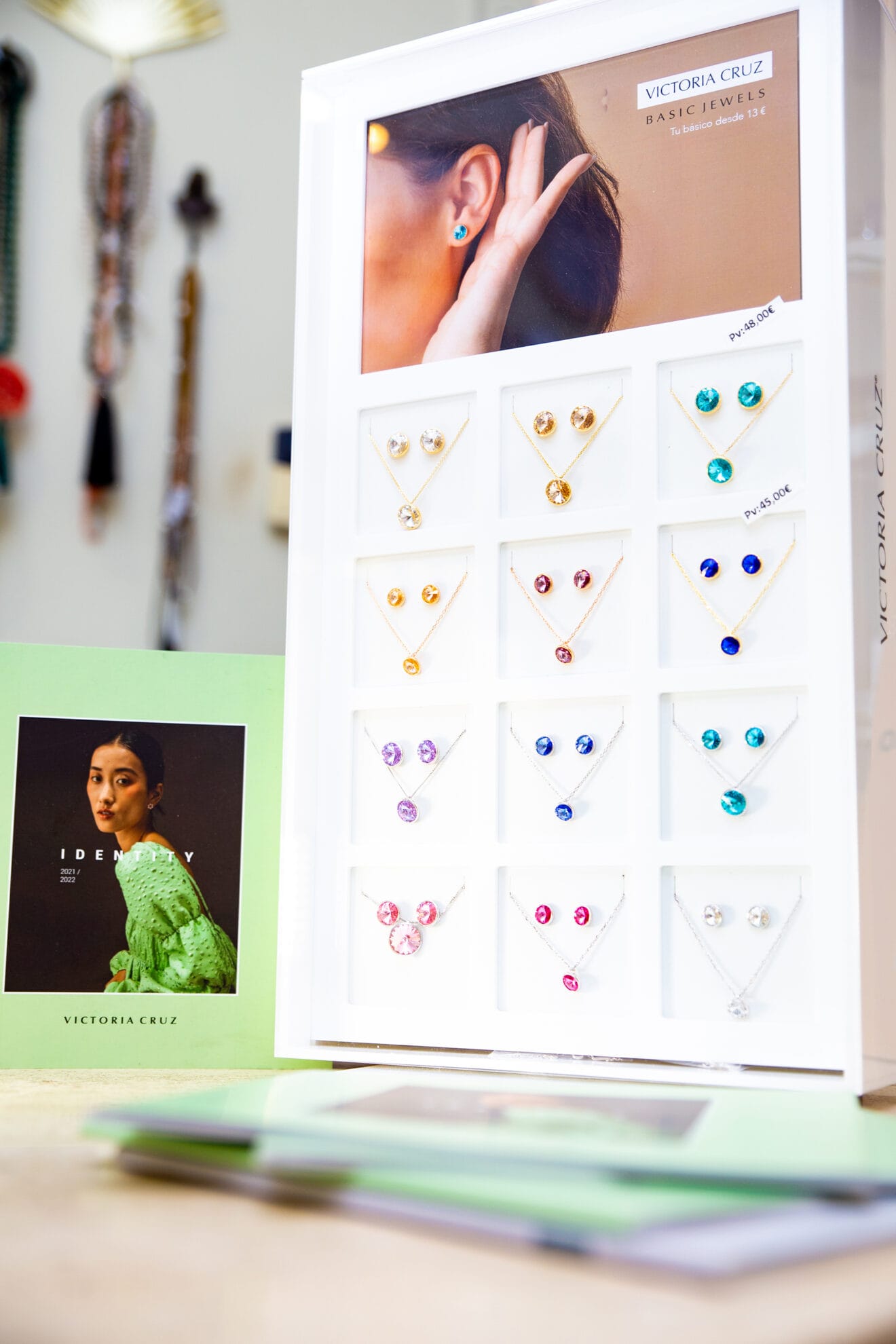 Conjuntos de pendientes y collares de la marca Victoria Cruz - La Joia
