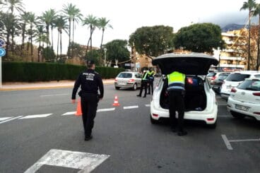 control de la policia local de denia en la plaza jaume i durante las navidades