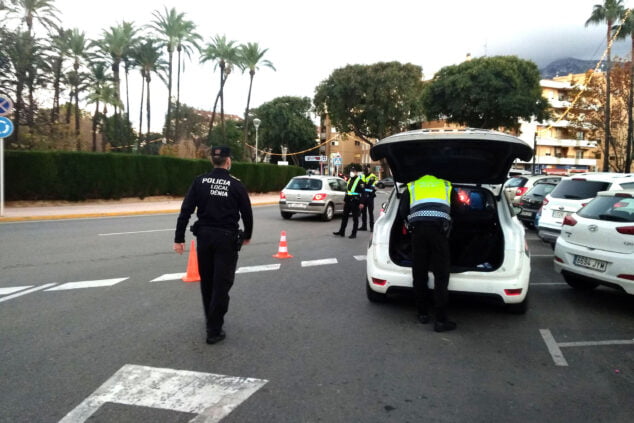Imagen: Control de la Policía Local de Dénia en la plaza Jaume I durante las navidades