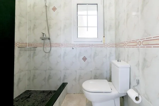 Disfruta de unas fantásticas vacaciones en Villa Coral de Dénia disponible en Quality Rent a Villa 12 cuarto de bancc83o con ducha quality rent