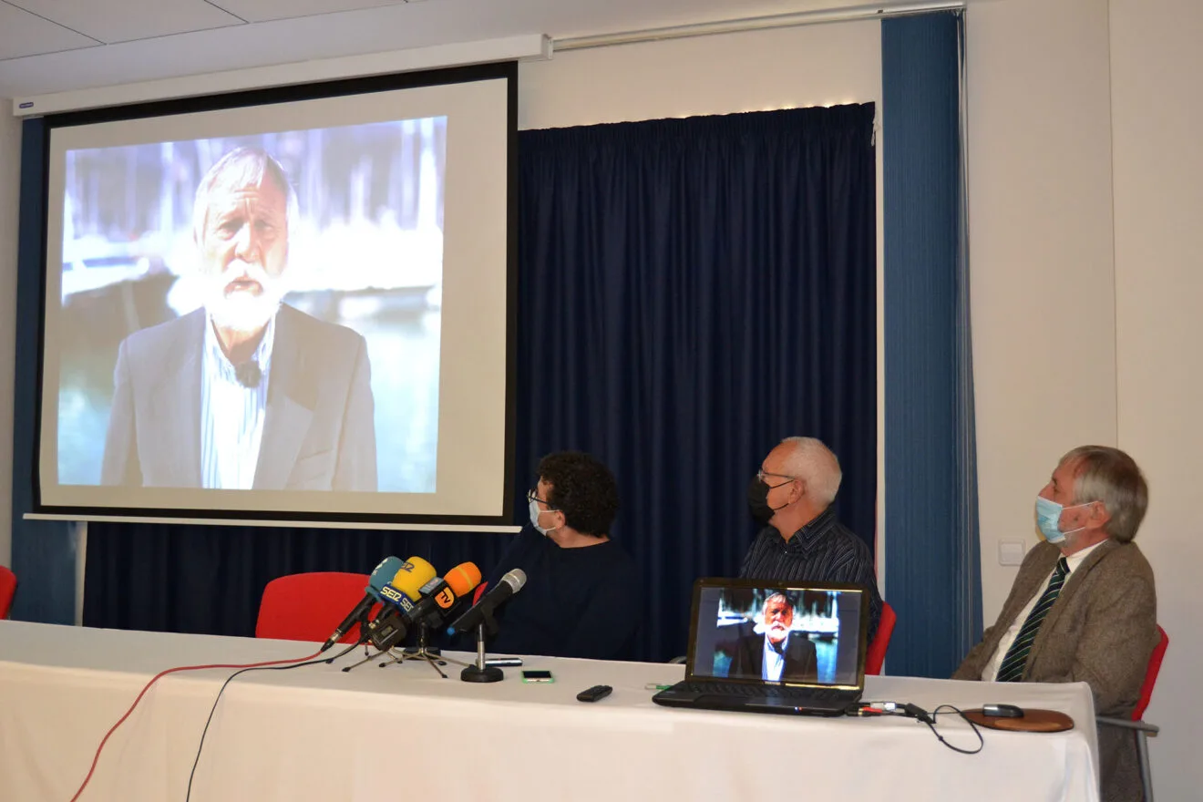 De izquierda a derecha, Raúl García de la Reina, concejal de Cultura, Vicent Grimalt, alcalde de Dénia, y Gabriel Martínez, director de Marina de Dénia