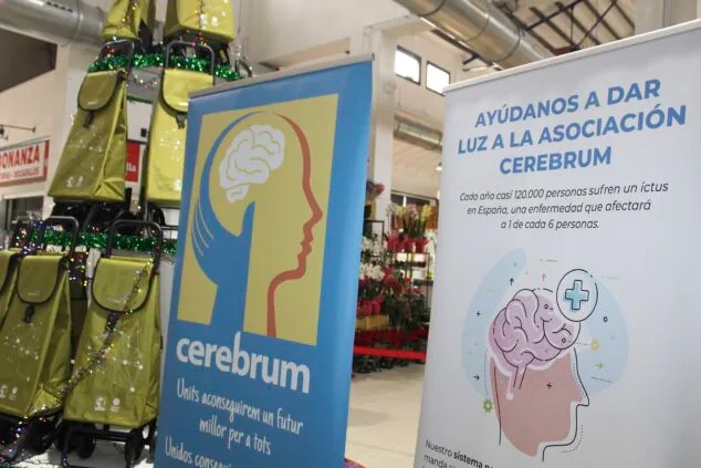 Dénia dedica el árbol solidario del Mercat Municipal a la asociación Cerebrum de personas afectadas por daño cerebral adquirido 1 Imagen: Dénia dedica su árbol solidario del Mercat Municipal a la asociación Cerebrum
