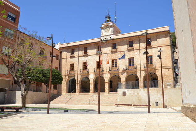 Imagen: Edificio del ayuntamiento de Dénia, en la plaza de la Constitución