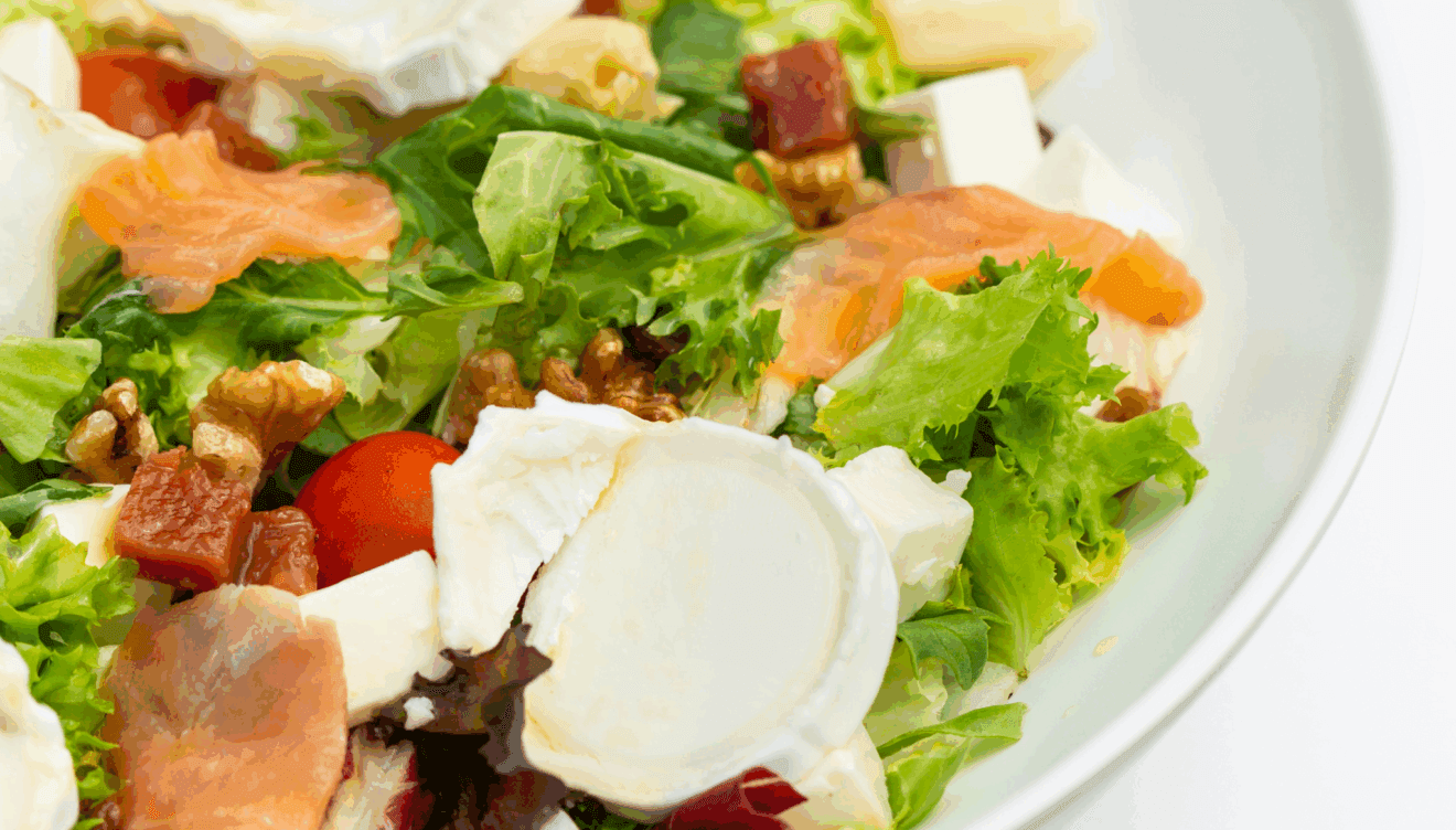 Ensalada de salmón y queso de cabra en Restaurant Estanyó