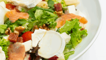 Ensalada de salmón y queso de cabra en Restaurant Estanyó