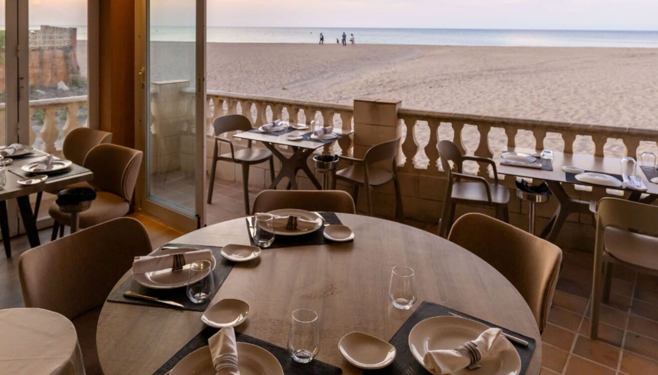 Estanyó liegt direkt am Strand und bietet die Möglichkeit, das authentische mediterrane Flair zu genießen.