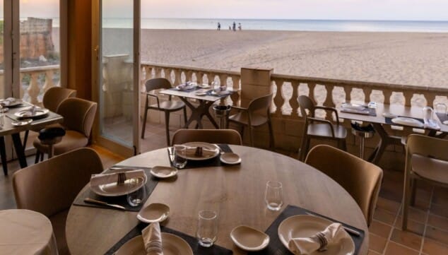 estanyo en primera linea de playa para saborear el mediterraneo autentico