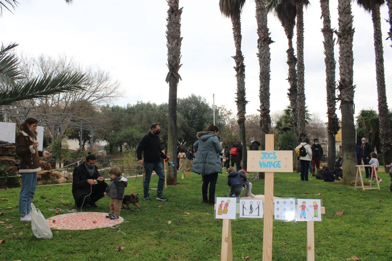 Familias jugando a juegos tradicionales