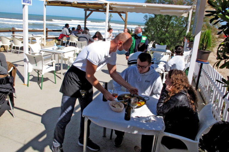 Gente comiendo en una terraza de un local de Les Rotes